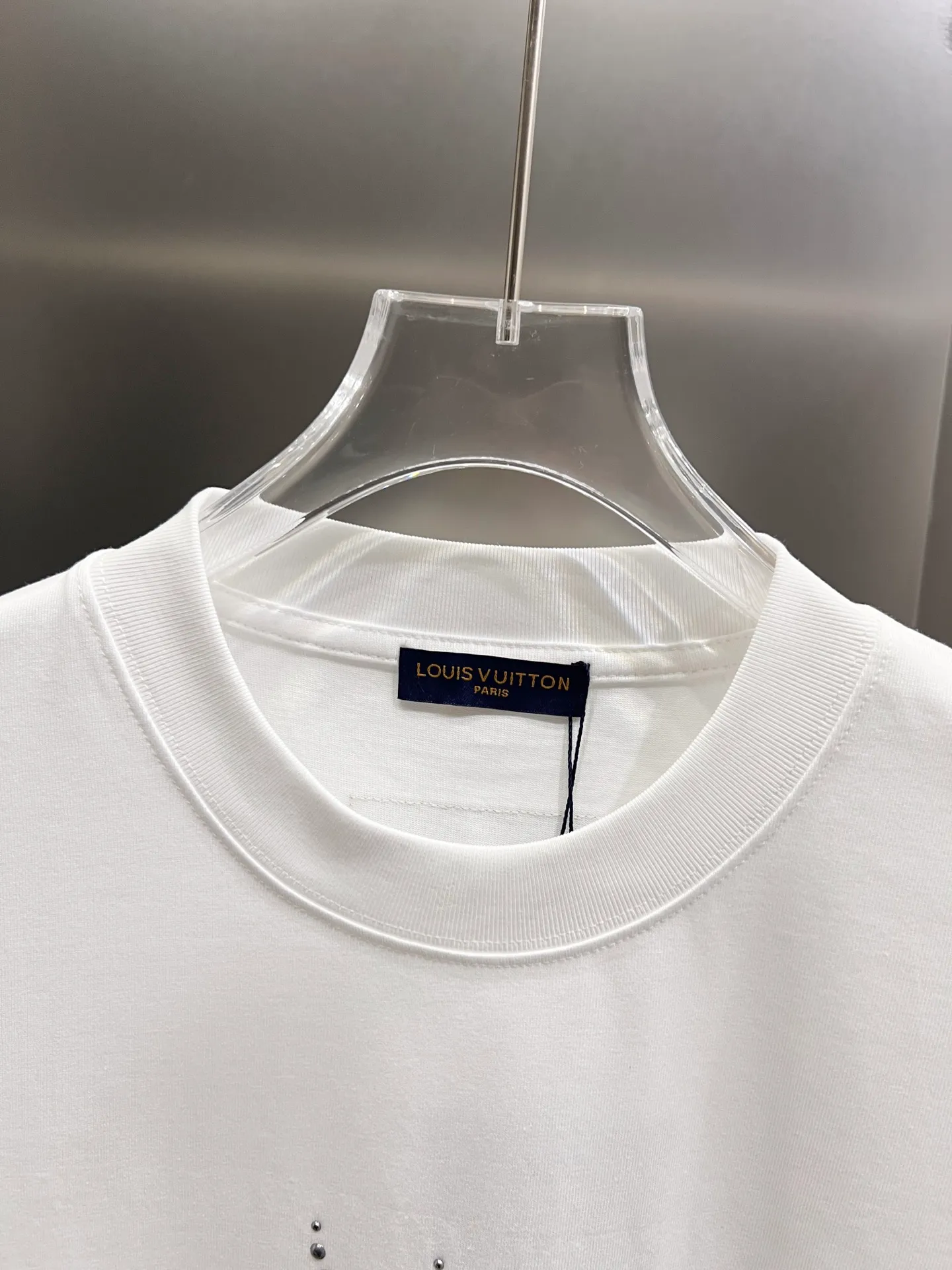 🅿️190 1v Louis* 2025 autumn and winter new style classic letter three-dimensional craft design high-end version! Highly breathable and comfortable, customized double yarn plain cotton fabric. Short-sleeved T-shirt. Same style for men and women. Sizes S M L XL XXL Five sizes black white